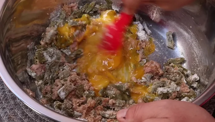 Agrega los huevos batidos a la mezcla anterior e incorpora bien.