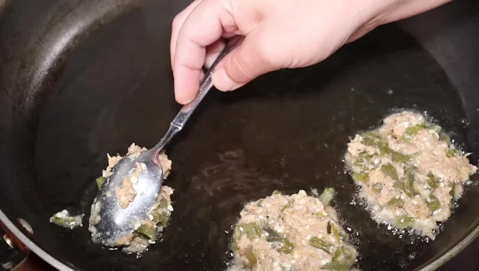 Cocina las tortitas a fuego bajo hasta que estén doradas por ambos lados. Si se abren, regresa a la sartén para que se cocinen correctamente.
