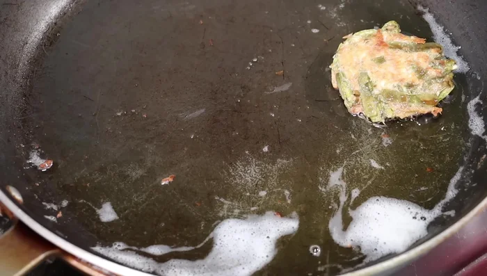 Una vez listas, coloca las tortitas sobre papel absorbente para eliminar el exceso de aceite.