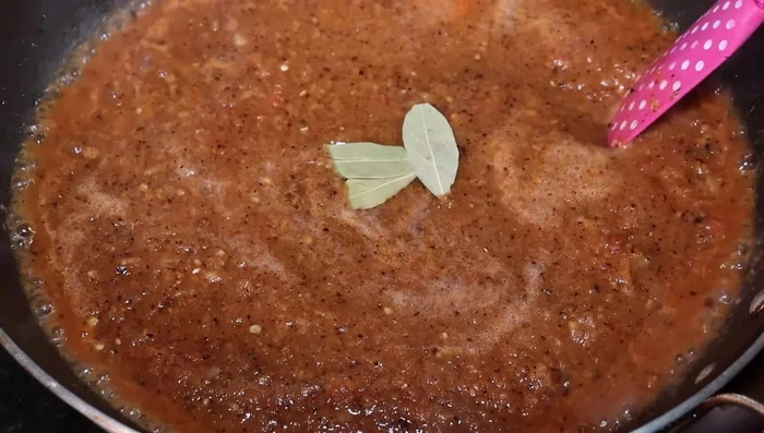 Calienta la salsa en una sartén a fuego bajo hasta que hierva.