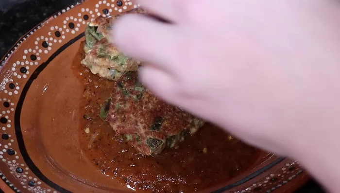 Sirve las tortitas con la salsa roja. Puedes agregar otros acompañamientos como arroz o tortillas.