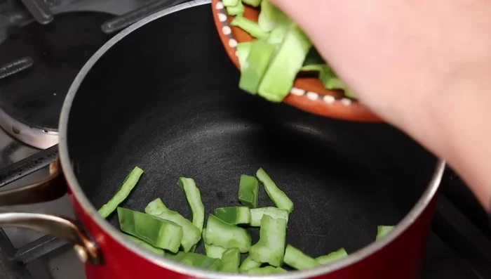 En una sartén, cocina los nopales a fuego medio sin agua. El calor los cocinará y eliminará el exceso de mucílago.