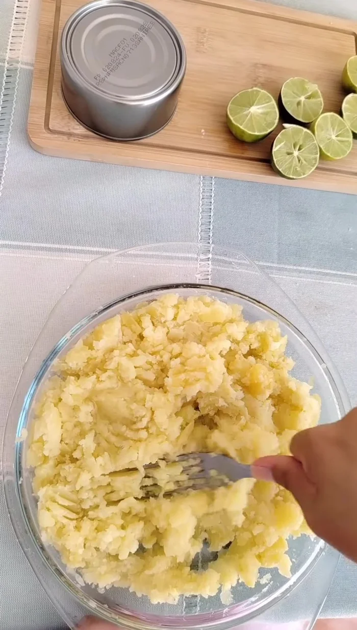 Agregar aceite a la preparación y mezclar.