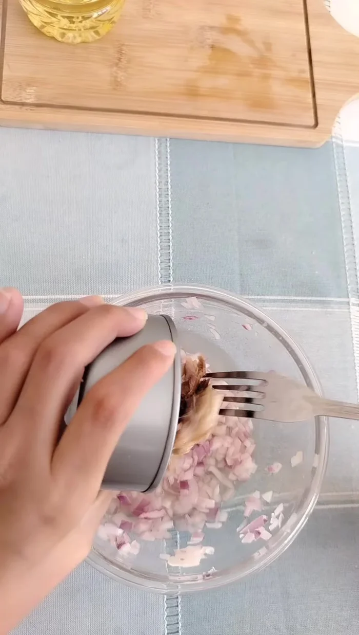 Agregar el atún al ceviche y mezclar.