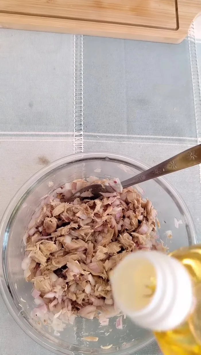 Agregar aceite y mayonesa al ceviche de atún. Mezclar.