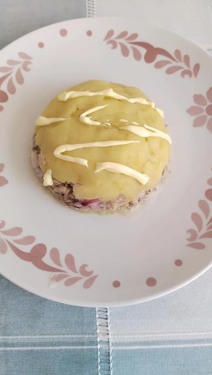 Armar la causa: Colocar la base de papa, encima el ceviche de atún.