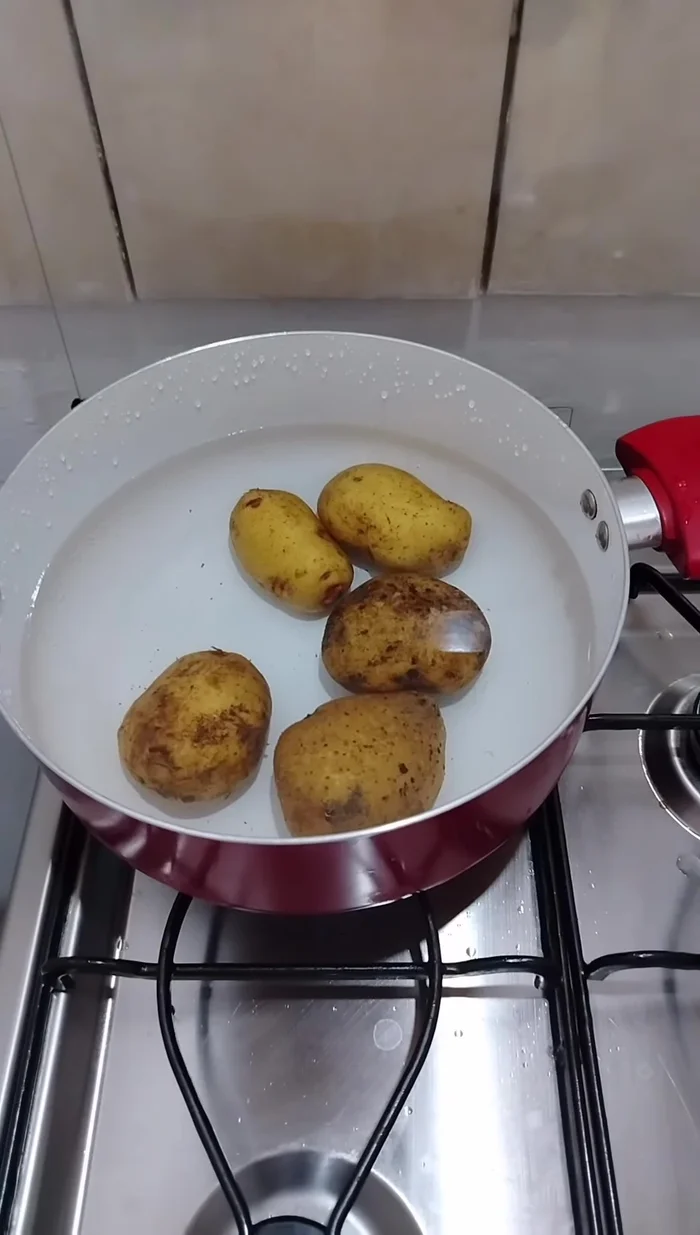 Sancochar las papas.