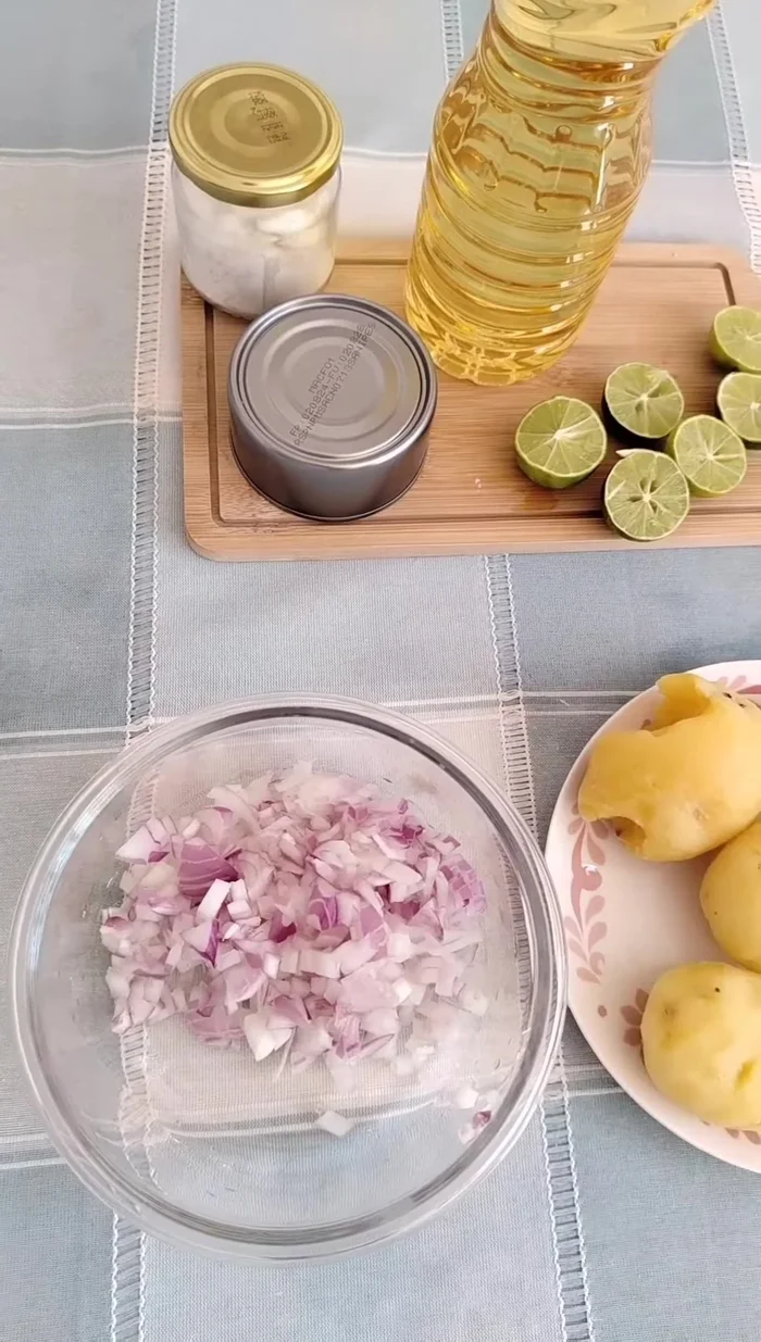 Picar la cebolla en cuadros.