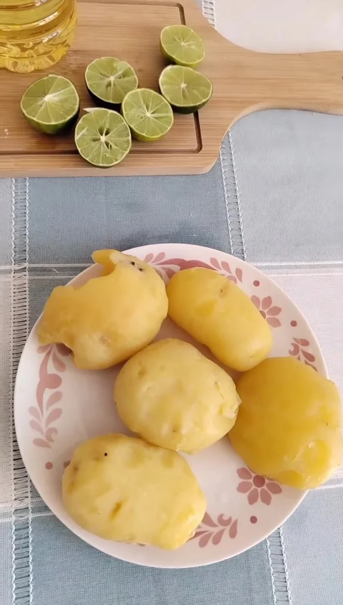 Cortar los limones a la mitad.