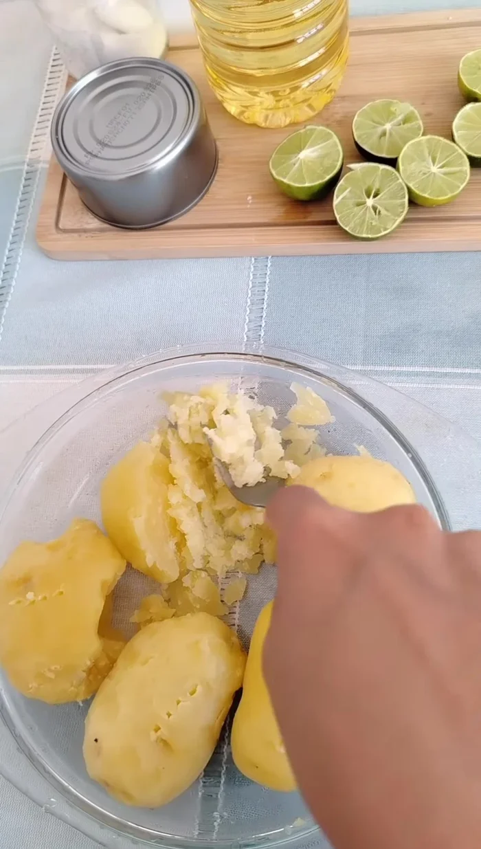 Aplastar las papas sancochadas y agregar mantequilla.