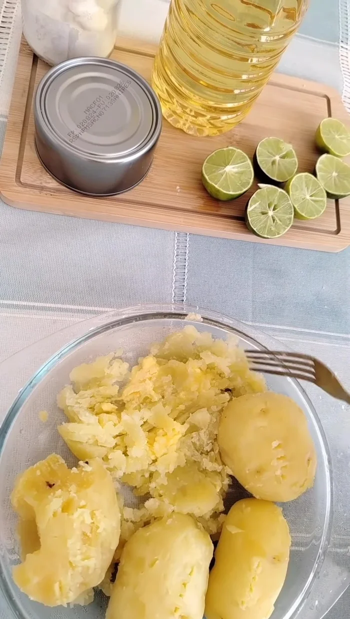 Integrar la mantequilla con las papas, agregar sal y mezclar.