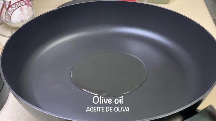 Agregar un chorrito de aceite de oliva en una sartén o cazuela. Calentar.