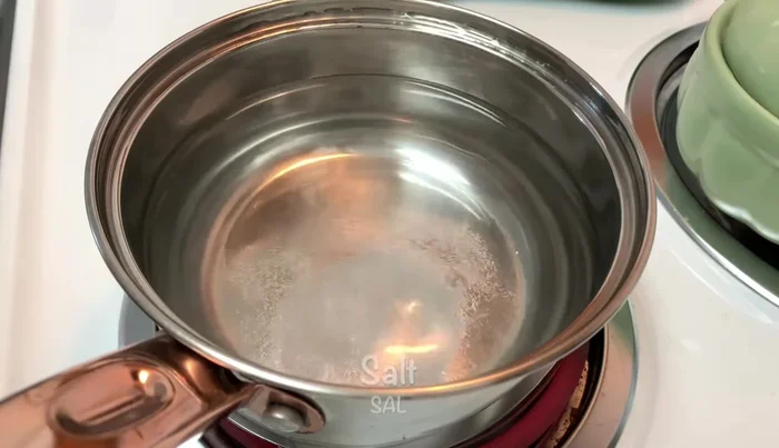 En otra cazuela, hervir agua con sal. Agregar los huevos y cocinar por 3-4 minutos.