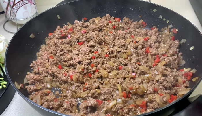 Una vez que la carne haya cambiado de color, agregar la salsa de tomate y freír por 2 minutos.