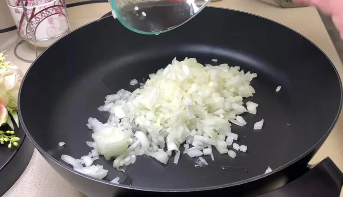 Agregar la cebolla picada finamente y mezclar.