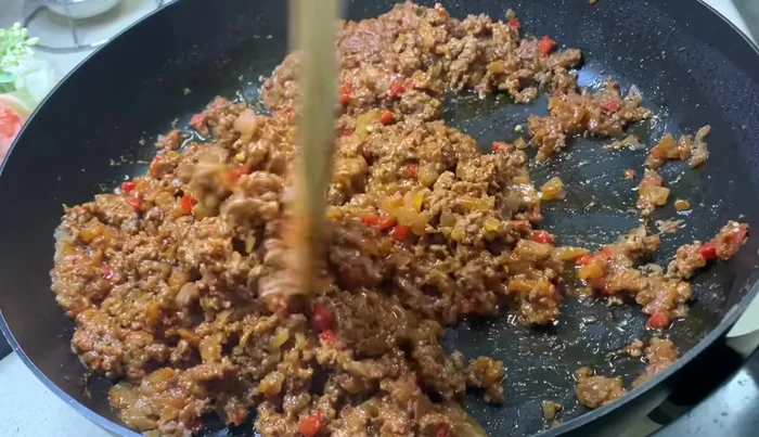 Una vez que la carne esté seca, agregar los huevos cortados a la mezcla.