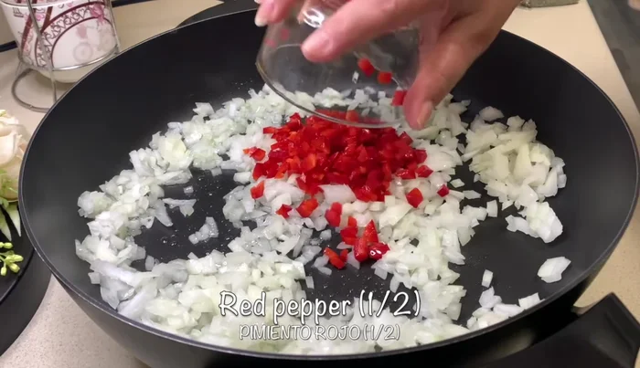 Agregar el pimiento rojo picado finamente y mezclar.