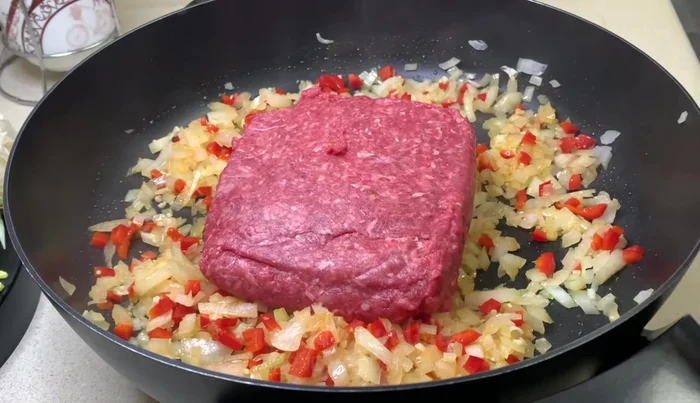 Agregar la carne molida, aplastar para integrarla.