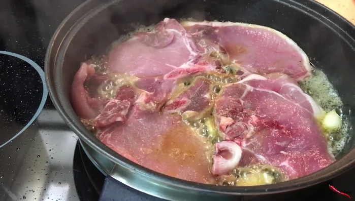 Sellar las chuletas en la olla por ambos lados.