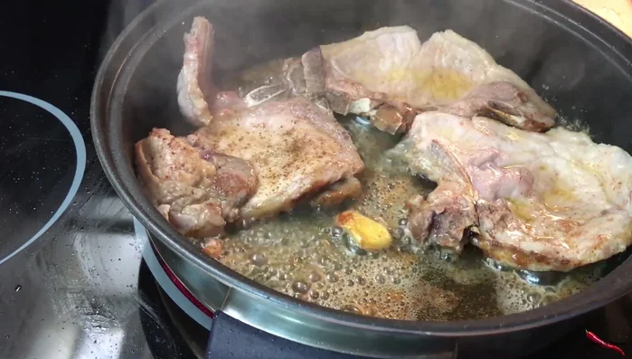 Retirar las chuletas y reservar. Retirar también el ajo y el jengibre (si se usó).