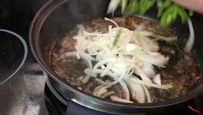 Añadir la cebolla y el pimiento verde a la olla. Sofreír hasta que estén tiernos.