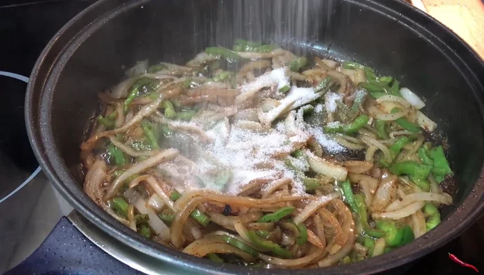 Agregar el azúcar y la sal, y caramelizar.