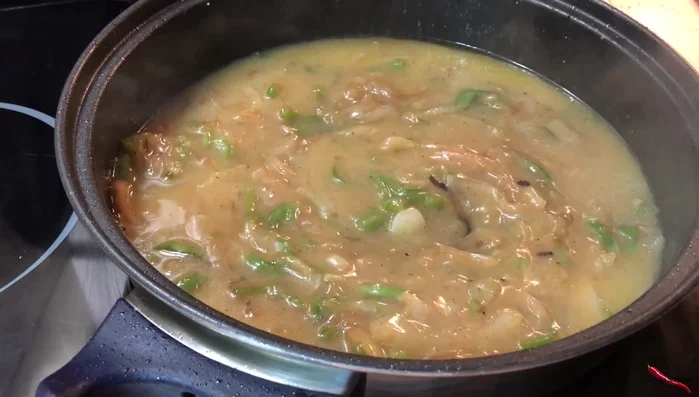Una vez que la salsa haya espesado, incorporar el zumo de naranja y el zumo de limón.