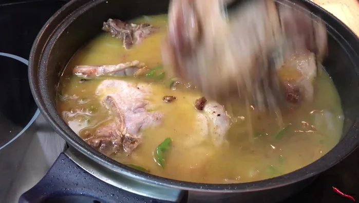 Agregar las chuletas a la salsa y, si se ha soltado jugo, incorporarlo también.
