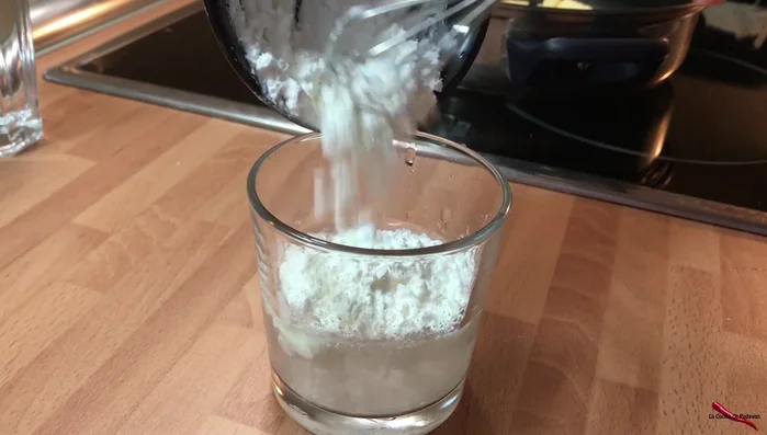 Diluir el almidón de maíz en agua. La cantidad de maicena es al gusto, dependiendo de lo espesa que se desee la salsa.