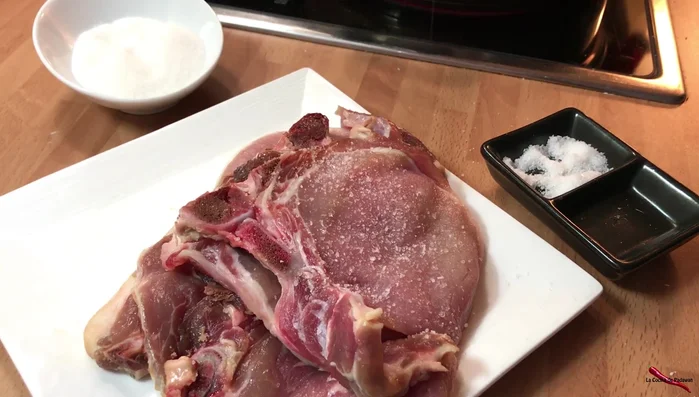 Sazonar las chuletas de cerdo con sal, azúcar y pimienta negra (opcional).
