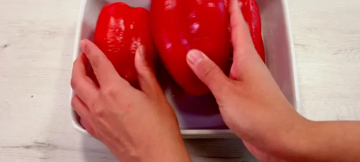 Añadir un chorrito de aceite de oliva a los pimientos.