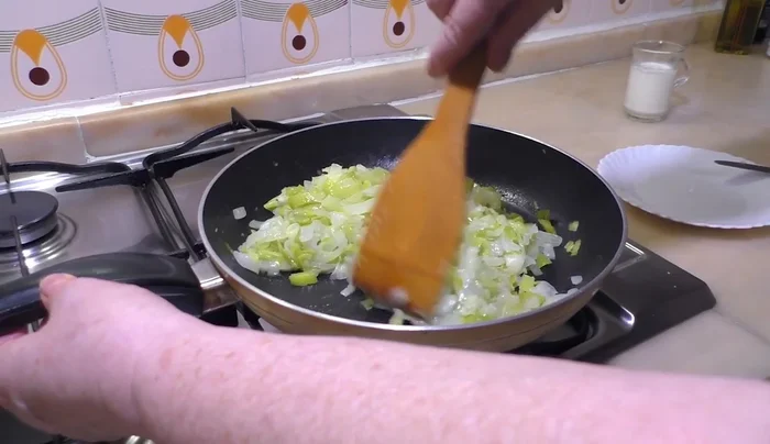 Subir el fuego y dejar que se consuma el agua. Agregar la nata para cocinar.