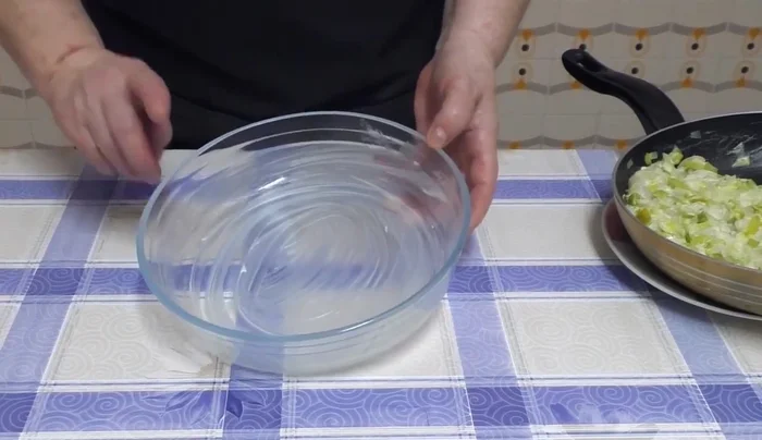 Pasar la mezcla a un molde para horno previamente engrasado con mantequilla.