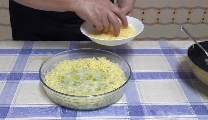 Hornear a fuego medio-bajo durante 10 minutos, para después gratinar durante 2 minutos adicionales.