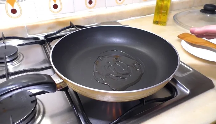 En una sartén, añadir un poco de aceite de oliva. Agregar la cebolla con un poco de sal para que suelte su jugo y se ablande.
