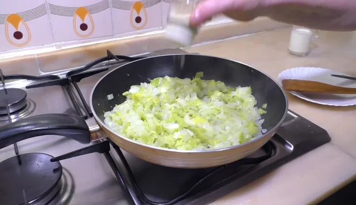 Una vez que la cebolla y los puerros estén blandos, añadir la pimienta.