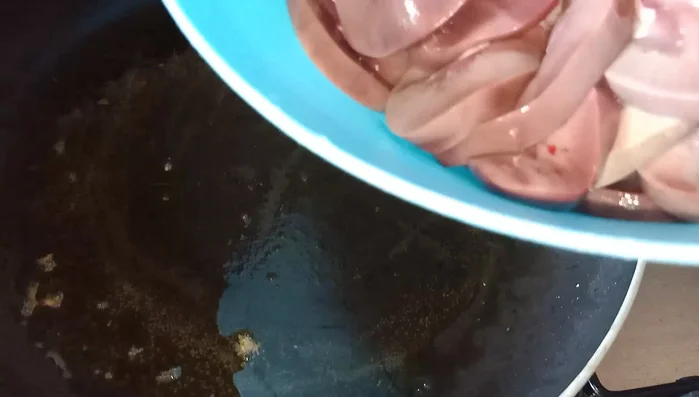 En un vaso batidor, mezclar la cebolla sofrita, mostaza, un poco de agua, sal y pimienta.
