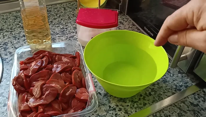 Enjuagar los riñones con agua, sal y vinagre. Dejar reposar al menos un par de horas (o más).