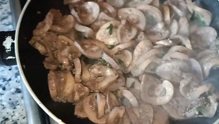 Escurrir los riñones y agregarlos a la sartén. Agregar el vino de jerez y remover para que los riñones absorban el sabor.