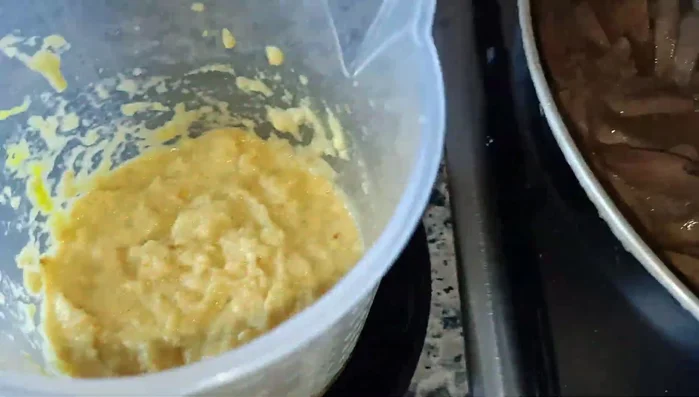 Una vez que los riñones hayan soltado sus impurezas, agregar la mezcla de cebolla, ajo, perejil y mostaza.