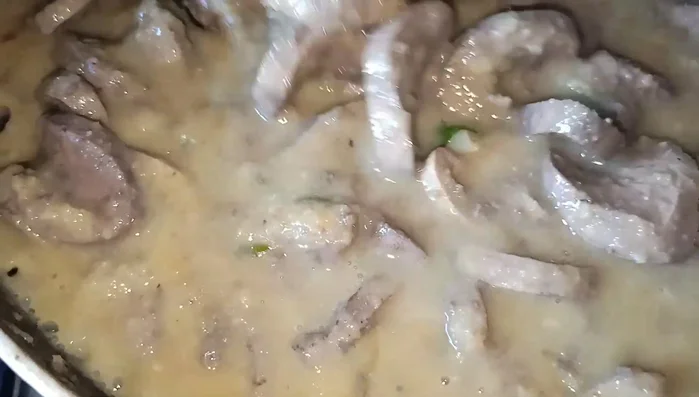 Dejar que la salsa se mezcle con los sabores de los riñones.