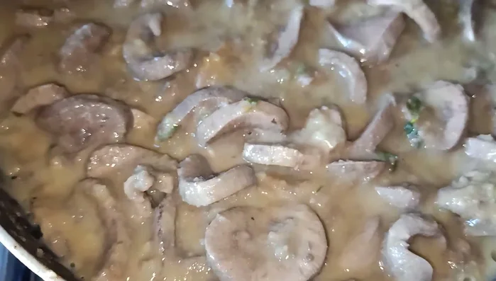 Servir los riñones al jerez con arroz blanco.
