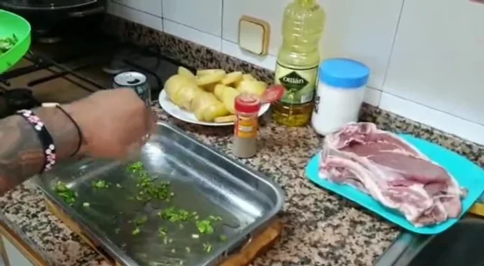 Agregar un poco de perejil a las patatas.