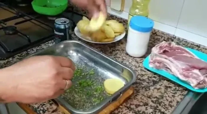 Sazonar las patatas con pimienta, sal gruesa y ajo.