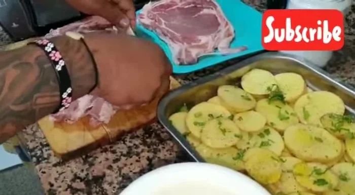 Mezclar bien las patatas sazonadas.