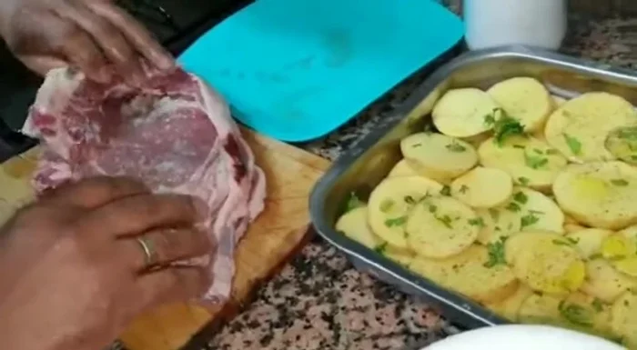 Colocar las patatas en la fuente para horno.