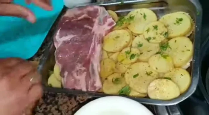 Colocar los chuletones encima de las patatas.