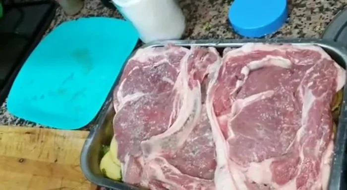 Sazonar los chuletones con sal gruesa, pimienta y ajo.