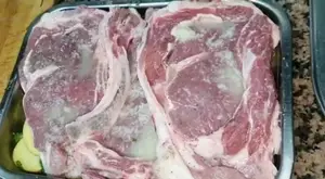 Chuletones de ternera al horno con patatas: Receta fácil y rápida