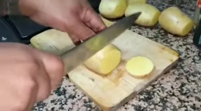 Trocear las patatas a su medida.